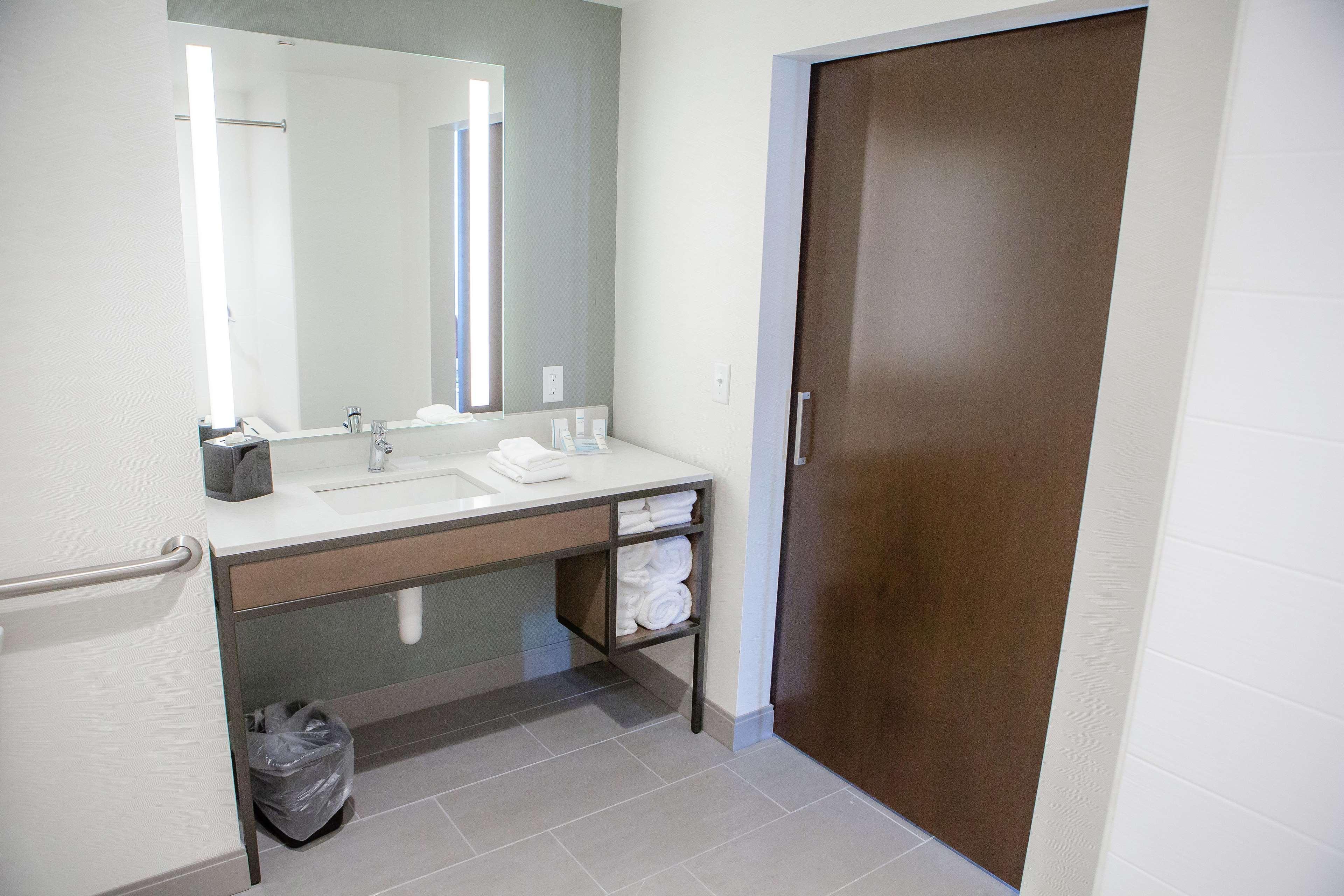 Hilton Garden Inn Corning Downtown Bagian luar foto
